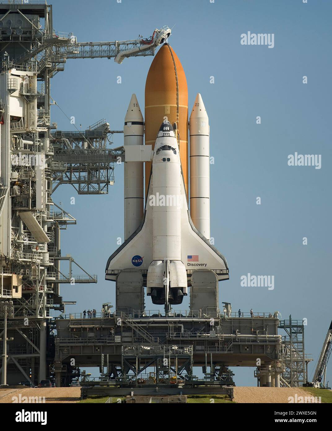 Das Space Shuttle Discovery wird am 24. August 2009 auf der STS-128-Mission von Pad 39a im Kennedy Space Center in Cape Canaveral, Florida, hochgefahren. Discovery sollte am nächsten Morgen gestartet werden. Eine optimierte Version eines Originalbildes der NASA. . Obligatorischer Kredit: NASA/B.Ingalls Stockfoto