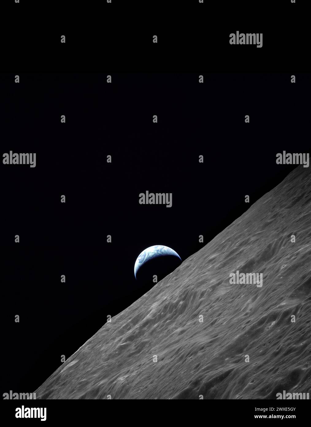 Erdaufgang über dem Mond, aufgenommen während Apollo 17's Reise zum Mond. Nasas letzte bemannte Mondmission. Blick auf die Mondsichel, die sich über dem Mond-Horizont über dem Ritz-Krater erhebt. Das Bild wurde 1972 während der Apollo 17-Mission auf der Revolution 66 aufgenommen. Das Original-Filmmagazin wurde mit PP beschriftet. Filmtyp war SO-368 Color Ektachrome MS CEX, Color Reversal, 250-mm-Objektiv, Länge 97,6 Ost, Azimut 263, Höhe 113 km Ein optimiertes NASA-Bild. Quelle: NASA-Bild enthält einen schwarzen Raum am oberen Rand des Bildes. Das ursprüngliche Bildformat war quadratisch. Stockfoto