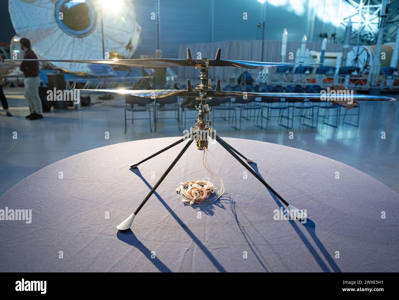 Der Prototyp des Ingenuity Mars Helicopters ist am 15. Dezember 2023 im Steve F. Udvar-Hazy Center des Smithsonian National Air and Space Museum in Chantilly, Virginia zu sehen Der Prototyp, der als erster demonstrierte, dass es möglich war, in einer simulierten Mars-Umgebung im Jet Propulsion Laboratory (JPL) der NASA zu fliegen, wurde dem Museum am Freitag geschenkt. Eine optimierte Version eines Originalbildes der NASA. . Obligatorischer Kredit: NASA/J.Kowsky Stockfoto