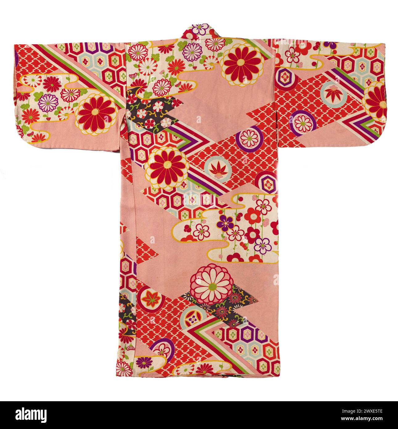 Detailschnitt eines japanischen Mädchens miyamairi Kimono mit geometrischer und floraler Ikonographie, formaler Kimono für ein Mädchen für den ersten Besuch eines Shinto-Schreins. Rosa Kreppseide (Chirimen) Hintergrund mit einer schablonierten yuzen Dekoration. Japan, 1920 - 1940, Seide. Stockfoto