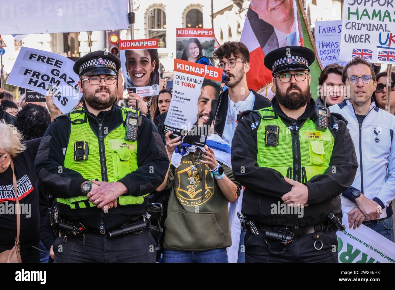 London, Großbritannien. , . Pro-palästinensischer marsch stößt mit der von der Polizei schwer bewachten Pro-Israel-Gruppe im Zentrum von London zusammen. Paul Quezada-Neiman/Alamy Live News Credit: Paul Quezada-Neiman/Alamy Live News Stockfoto