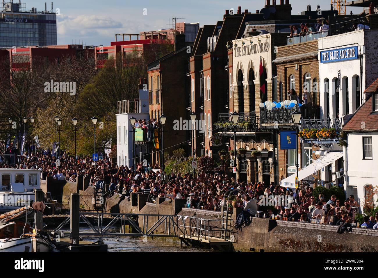 Zuschauer sehen das 169. Men's Gemini Boat Race 2024 auf der Themse, London. Bilddatum: Samstag, 30. März 2024. Stockfoto