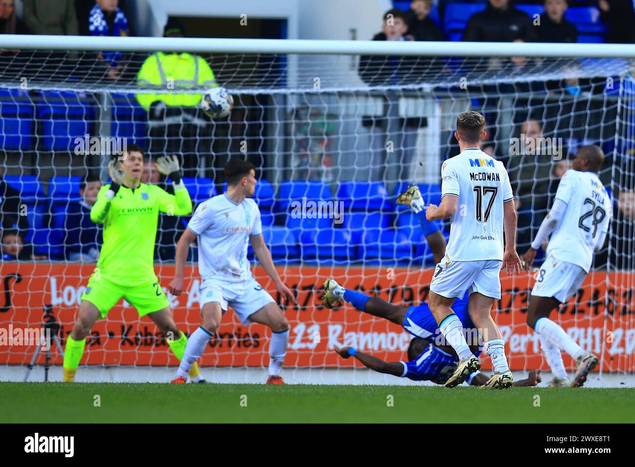 30. März 2024; McDiarmid Park, Perth, Schottland: Scottish Premiership Football, St Johnstone gegen Dundee; Adama Sidibeh aus St Johnstone erzielt einen Equalizer, um die Punktzahl in der 61. Minute bei 1-1 zu erreichen Stockfoto