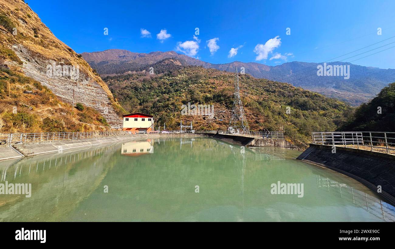 Ein kleines Wasserkraftwerk umgeben von Bergen. Rasuwa, Nepal Stockfoto