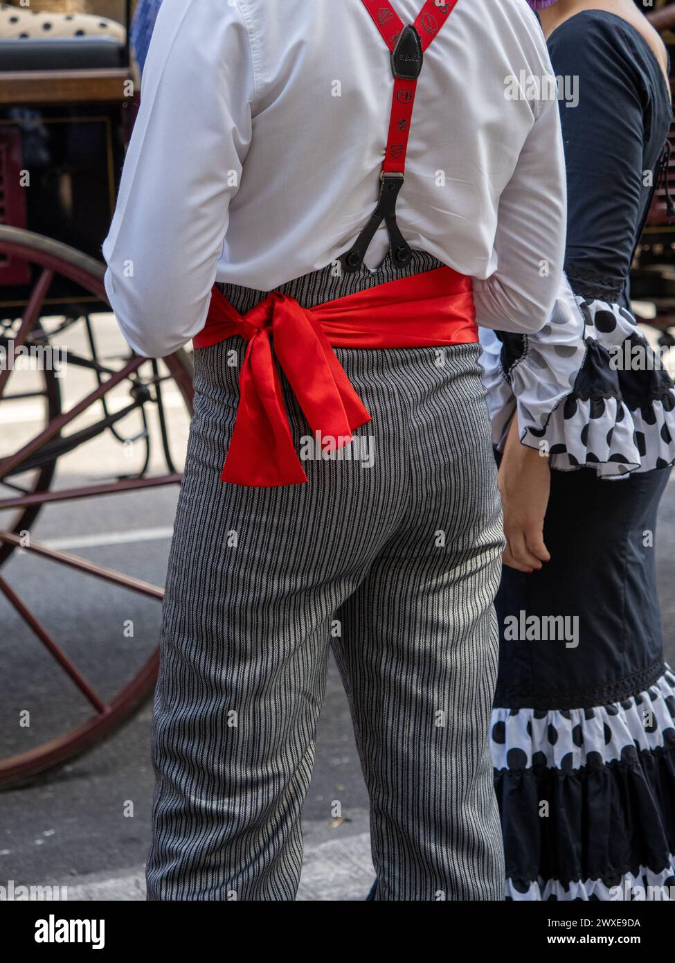 Detail eines Mannes mit traditioneller andalusischer Landhose mit roter Schärpe zum Reiten Stockfoto