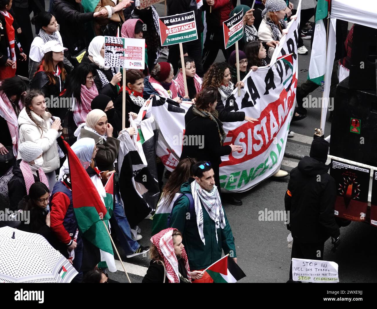 Paris, Frankreich, Europa. 30. März 2024: Anhänger Palästinas demonstrierten am Samstag in der Rue de Rivoli im 4. Arrondissement von Paris. Banner forderten die Beendigung des Kolonialismus und des Völkermords im Gazastreifen und die Beendigung der Massaker an palästinensischen Völkern. Die Menschen trugen Schilder mit der Aufschrift: "Es ist kein Krieg, es ist Völkermord." Es waren auch Demonstranten mit Fahnen und Fahnen der Kommunistischen Partei Frankreichs anwesend. Stockfoto