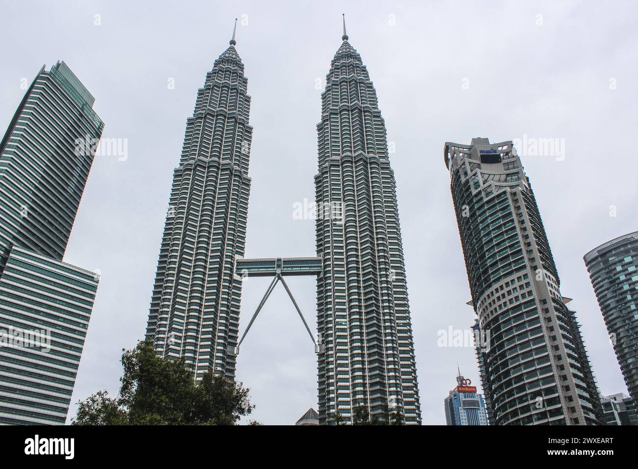 Kuala Lumpur, Malaysia - 22. Mai 2023: Ein wunderschöner Wolkenkratzer von Petronas mit zwei Türmen. Stockfoto