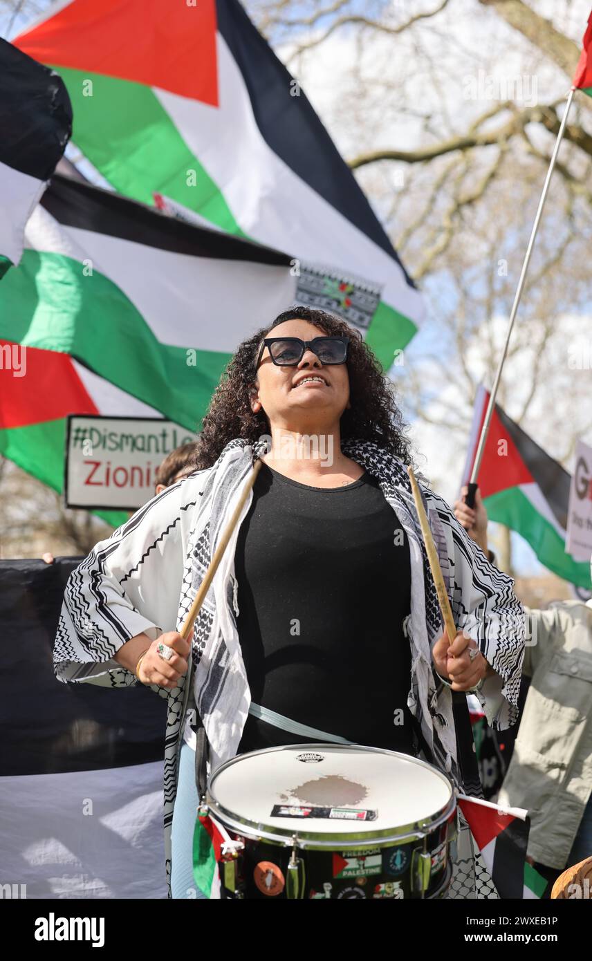 London, UK, 30. März 2024. Tausende marschierten vom Russel-Platz zum Trafalgar-Platz für den 11. märz in London und forderten einen Waffenstillstand in Gaza. Der 30. März ist ein bedeutender Tag für die Palästinenser als Landtag und erinnert an die Ereignisse von 1976, als sie Proteste veranstalten und Olivenbäume Pflanzen, um ihre Verbindung zu ihrem Land zu bekräftigen. Kredit : Monica Wells/Alamy Live News Stockfoto