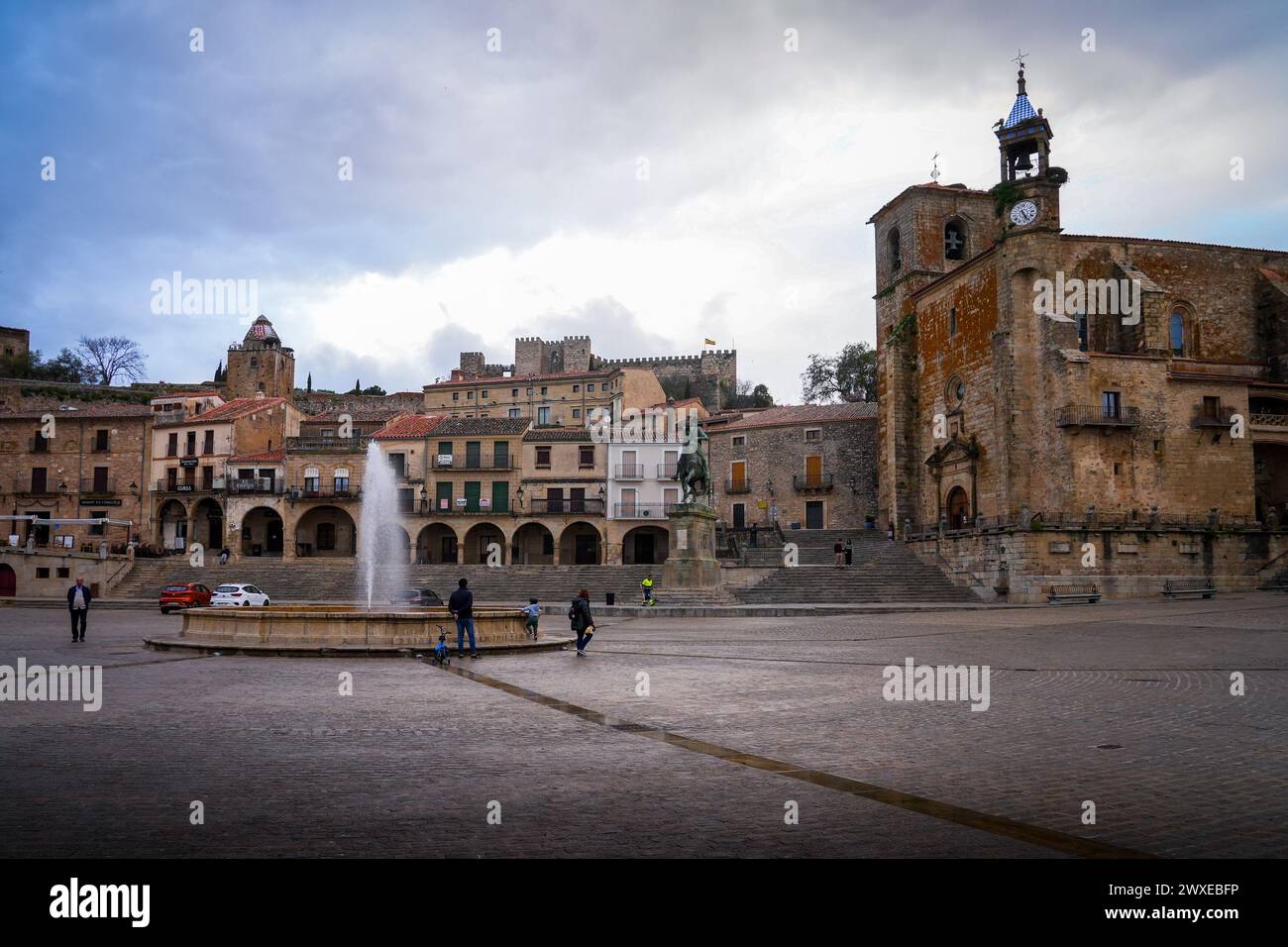 Trujillo Plaza Mayor umgeben von Palästen und der Kirche Saint Martin von Tours. Die mittelalterliche Burg war Schauplatz von Game of Thrones. Cacere. Stockfoto