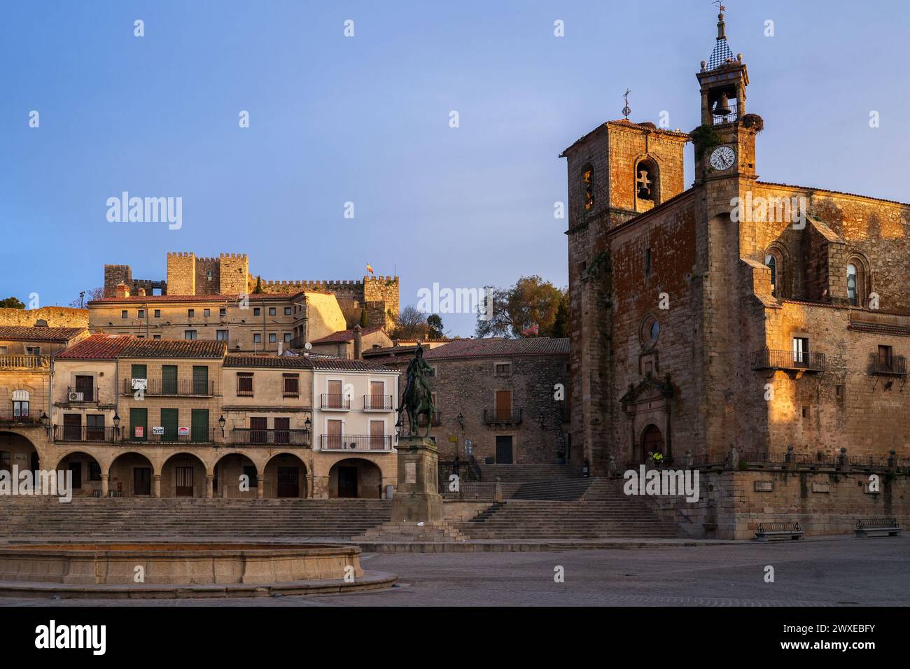 Trujillo Plaza Mayor umgeben von Palästen und der Kirche Saint Martin von Tours. Die mittelalterliche Burg war Schauplatz von Game of Thrones. Cacere. Stockfoto