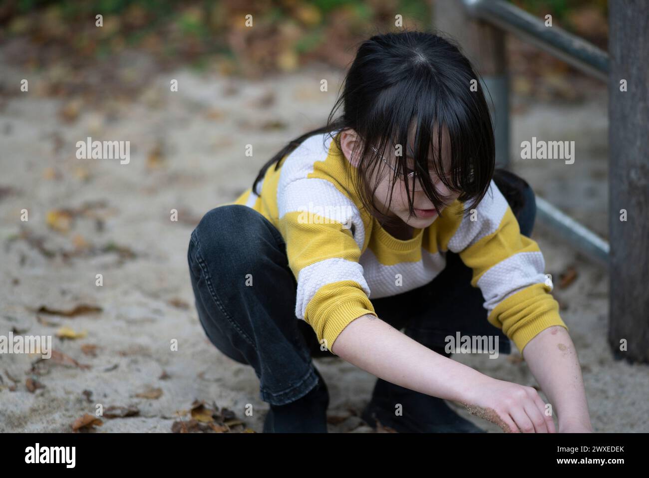 Asiatisches Mädchen, das im Park spielt, geringe Tiefe des Feldes, selektiver Fokus Stockfoto