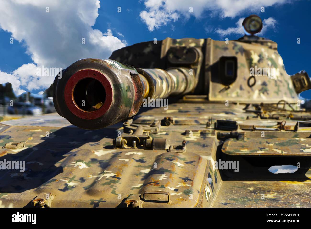 Kampfpanzer und Technologie. Militärtechnologie. Breites Bild für Banner und Werbung. Die Mündung des Tanks in Nahaufnahme Stockfoto