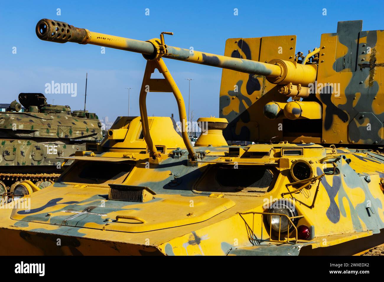 Kampfpanzer und Technologie. Militärtechnologie. Breites Bild für Banner und Werbung Stockfoto