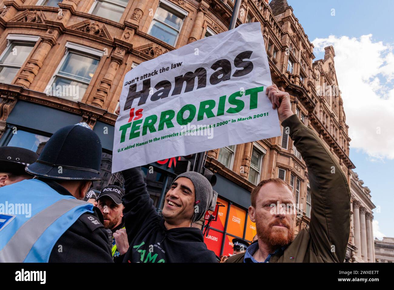 Somerset House, London, Großbritannien. 30. März 2024. Der in London ansässige Iraner Niyak Ghorbani hält sein kürzlich zurückgekehrtes Schild „Hamas is Terrorist“ zusammen mit Mark Birbeck bei einem formellen Protest gegen Israel/gegen die Hamas. Herr Ghorbani wurde kürzlich von der Metropolitan Police verhaftet, während er wegen des Tragens dieses Schildes angegriffen wurde, das von den Verhaftungsbeamten bei einem Pro-Palästina-marsch konfisziert wurde. Foto: Amanda Rose/Alamy Live News Stockfoto