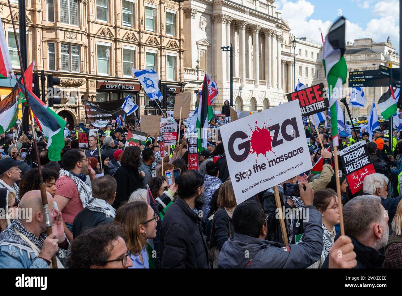 The Strand, London, Großbritannien. 30. März 2024. Während der Konflikt zwischen Israel und der Hamas anhält, findet ein Protest gegen die Eskalation der militärischen Aktionen im Gazastreifen statt. Organisiert von Gruppen wie der palästinensischen Solidaritätskampagne und der „Stop the war Coalition“ mit dem Titel „nationale Demonstration“ und mit Aufrufen zu „Stop the Genocide“, „Ceasefire Now“ und „Free Palestine“, brachen die Demonstranten vom Russell Square auf, bevor sie zum Trafalgar Square fuhren. Sie haben einen israelischen Gegenprotest von The Strand abgegeben Stockfoto