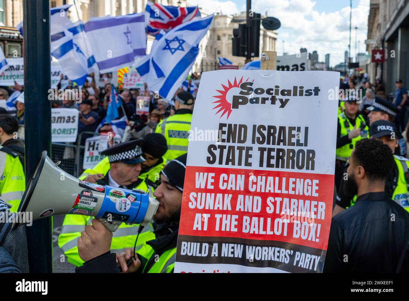 The Strand, London, Großbritannien. 30. März 2024. Während der Konflikt zwischen Israel und der Hamas anhält, findet ein Protest gegen die Eskalation der militärischen Aktionen im Gazastreifen statt. Organisiert von Gruppen wie der palästinensischen Solidaritätskampagne und der „Stop the war Coalition“ mit dem Titel „nationale Demonstration“ und mit Aufrufen zu „Stop the Genocide“, „Ceasefire Now“ und „Free Palestine“, brachen die Demonstranten vom Russell Square auf, bevor sie zum Trafalgar Square fuhren. Sie haben einen israelischen Gegenprotest von The Strand abgegeben Stockfoto