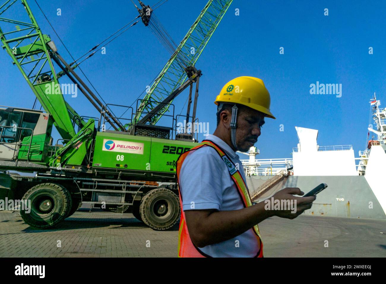 Vice President of Corporate Communications von PT Pelindo Multi Terminal Belawan, Farid Chairmawan sah bei der Überwachung der indonesischen wirtschaftlichen Produktivitätsaktivitäten im Hafen von Belawan, Medan, Nord-Sumatra, Indonesien am 28. März 2024. Farid Chairmawan sagte, PT Pelindo Multi Terminal (SPMT), eine Unterholding von PT Pelabuhan Indonesia (Persero) oder Pelindo tätige im Hafensegment auf dem Gebiet des Betriebs von nicht-Container-Terminals in Indonesien. Um Servicenutzern erstklassige Dienstleistungen zu bieten, setzt sich die SPMT Group weiterhin für die Umgestaltung der 25 Terminals an den von ihr verwalteten Häfen ein Stockfoto