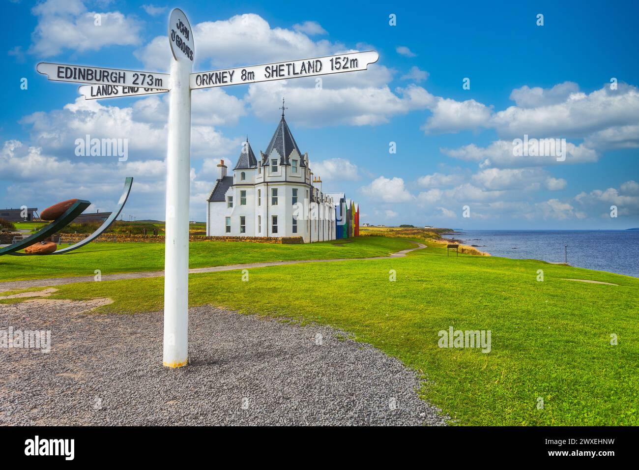 Das John O'Groats-Schild während des Sommers sonnige Tage mit verstreuten Wolken, Schottland, Großbritannien Stockfoto