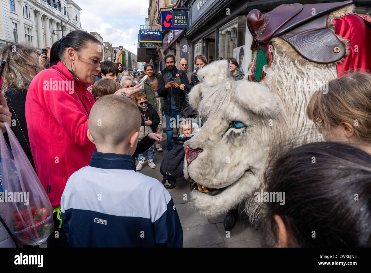 Newcastle upon Tyne, Großbritannien. 30. März 2024. Beasts on the Street, Puppenspiele in der Northumberland Street in der Stadt, während das Newcastle Puppetry Festival eröffnet wird. Das Festival findet bis zum 7. April statt. -- im Bild: Die Schneelöwen-Marionette von Kreatur-Begegnungen. Quelle: Hazel Plater/Alamy Live News Stockfoto