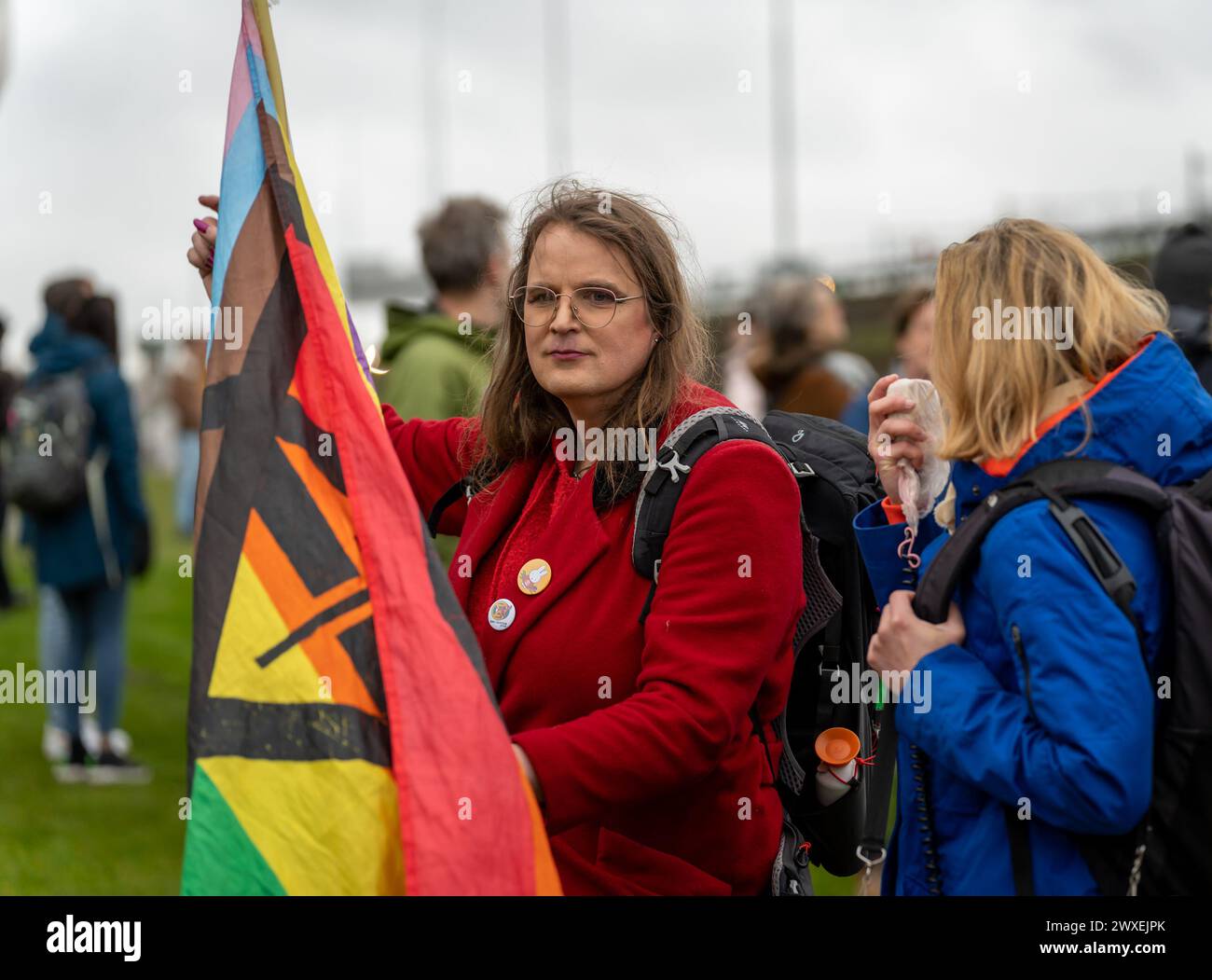 Amsterdam, Niederlande, 30.03.2024, Aktivist mit lgbt-Progress-Stolz-Flagge während der Protestaktion von Extinction Rebellion Klimaaktivisten Stockfoto