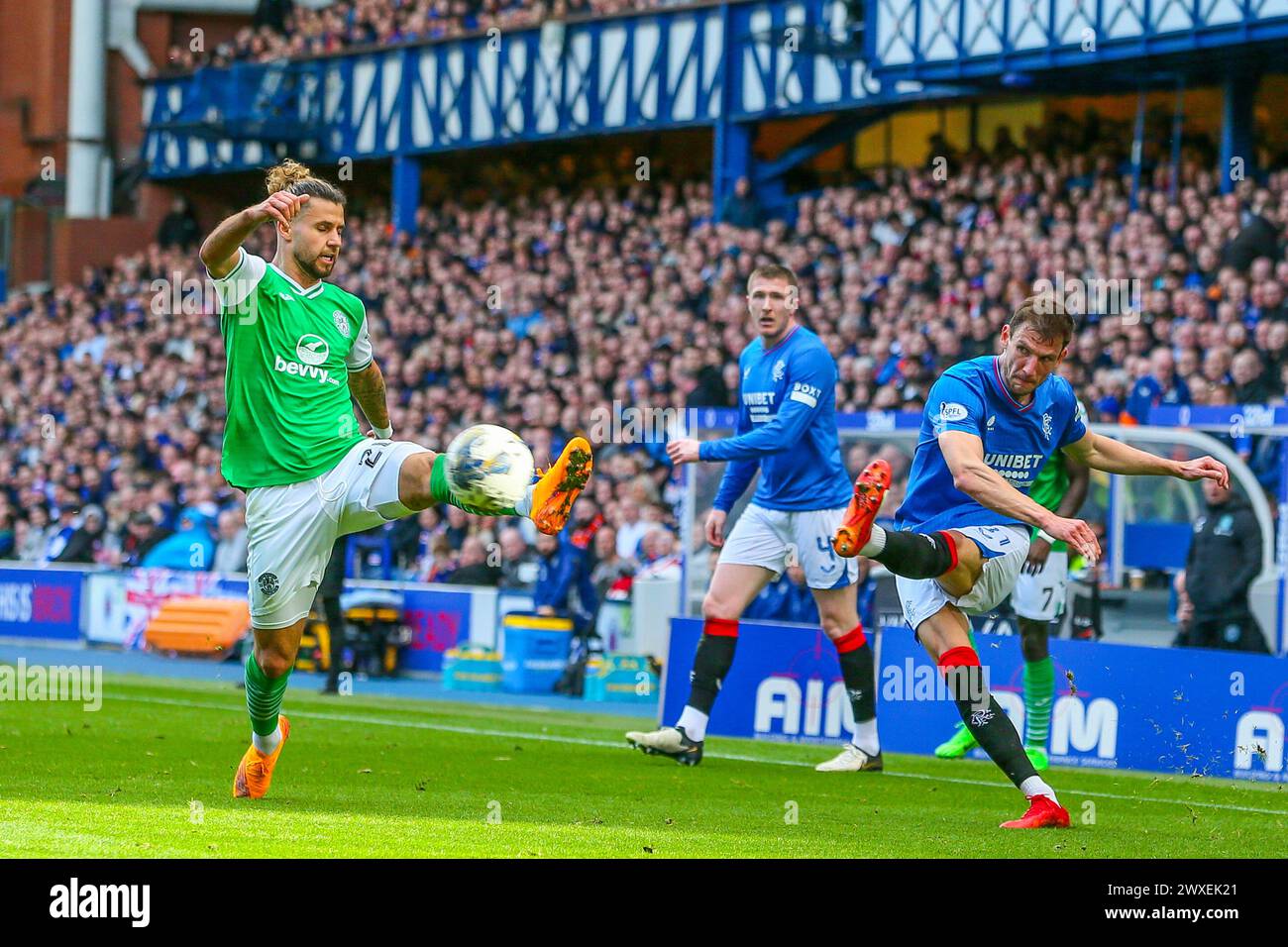 Glasgow, Großbritannien. 30. März 2024. Die Rangers spielen Hibernian im Ibrox Stadium in Glasgow, Schottland, Großbritannien in einem Spiel der schottischen Premiership. Die Rangers sind derzeit Zweiter in der Liga und ein Sieg würde sie an die Spitze bringen, vor ihren engsten Konkurrenten, Celtic. Hibernian, der derzeit 6. Platz sitzt, braucht Punkte, um diese Position vor der saisonalen Trennung in ein paar Wochen zu halten. Quelle: Findlay/Alamy Live News Stockfoto
