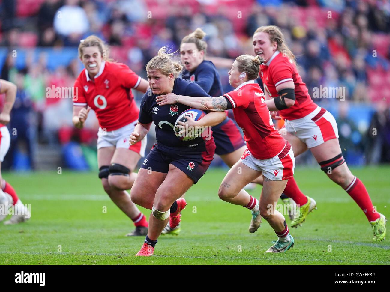 Englands Connie Powell (Mitte) wird von der Walistin Keira Bevan (rechts) während des Guinness Women's Six Nations Matches in Ashton Gate, Bristol, angegriffen. Bilddatum: Samstag, 30. März 2024. Stockfoto