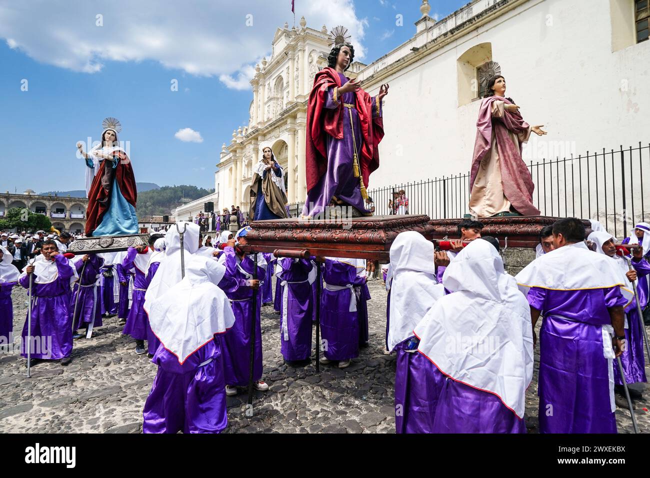 Antigua, Guatemala. März 2024. Katholische Pönitenten tragen Statuen katholischer Heiliger bei der Karfreitagsprozession La Merced während der Semana Santa, 29. März 2024 in Antigua, Guatemala. Die opulenten Prozessionen, detailgetreuen Alfombras und jahrhundertealten Traditionen ziehen mehr als 1 Million Menschen in die alte Hauptstadt. Quelle: Richard Ellis/Richard Ellis/Alamy Live News Stockfoto