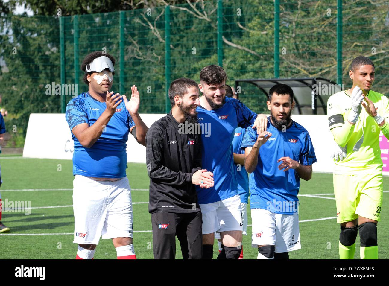 Royal National College for the Blind, Hereford, Vereinigtes Königreich – Samstag, den 30. März 2024 – Runde 3 der European Blind Football League (EBFL), die im Royal National College for the Blind (RNC) in Hereford mit sechs europäischen Teams ausgetragen wurde. Die Spieler des RNC Hereford Teams danken den Heimfans nach ihrem Sieg 9-0 über ASDD Roma 2000. Foto Steven May / Alamy Live News Stockfoto