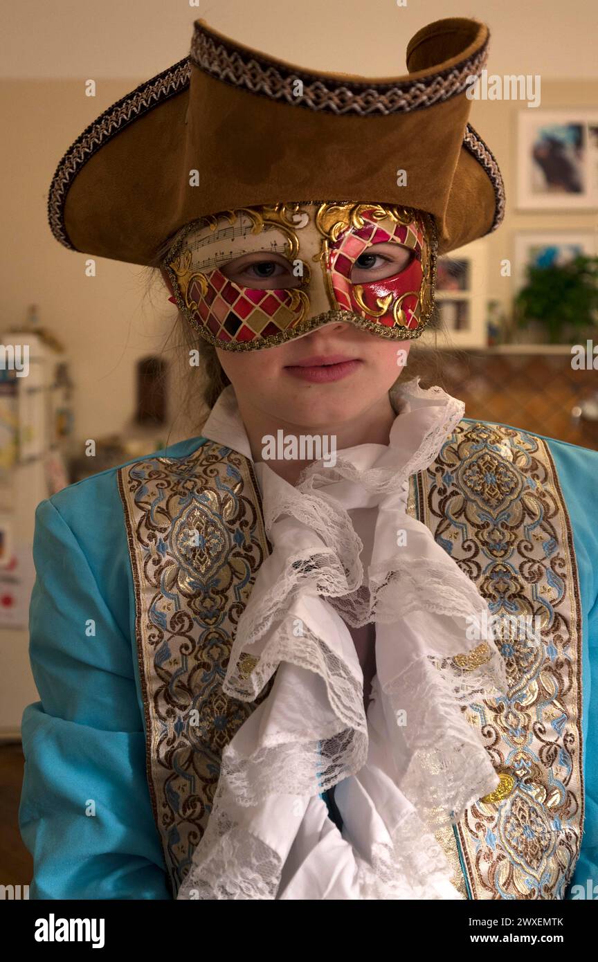 Mädchen, 10 Jahre alt, mit Karnevalsmaske, Mecklenburg-Vorpommern, Deutschland Stockfoto