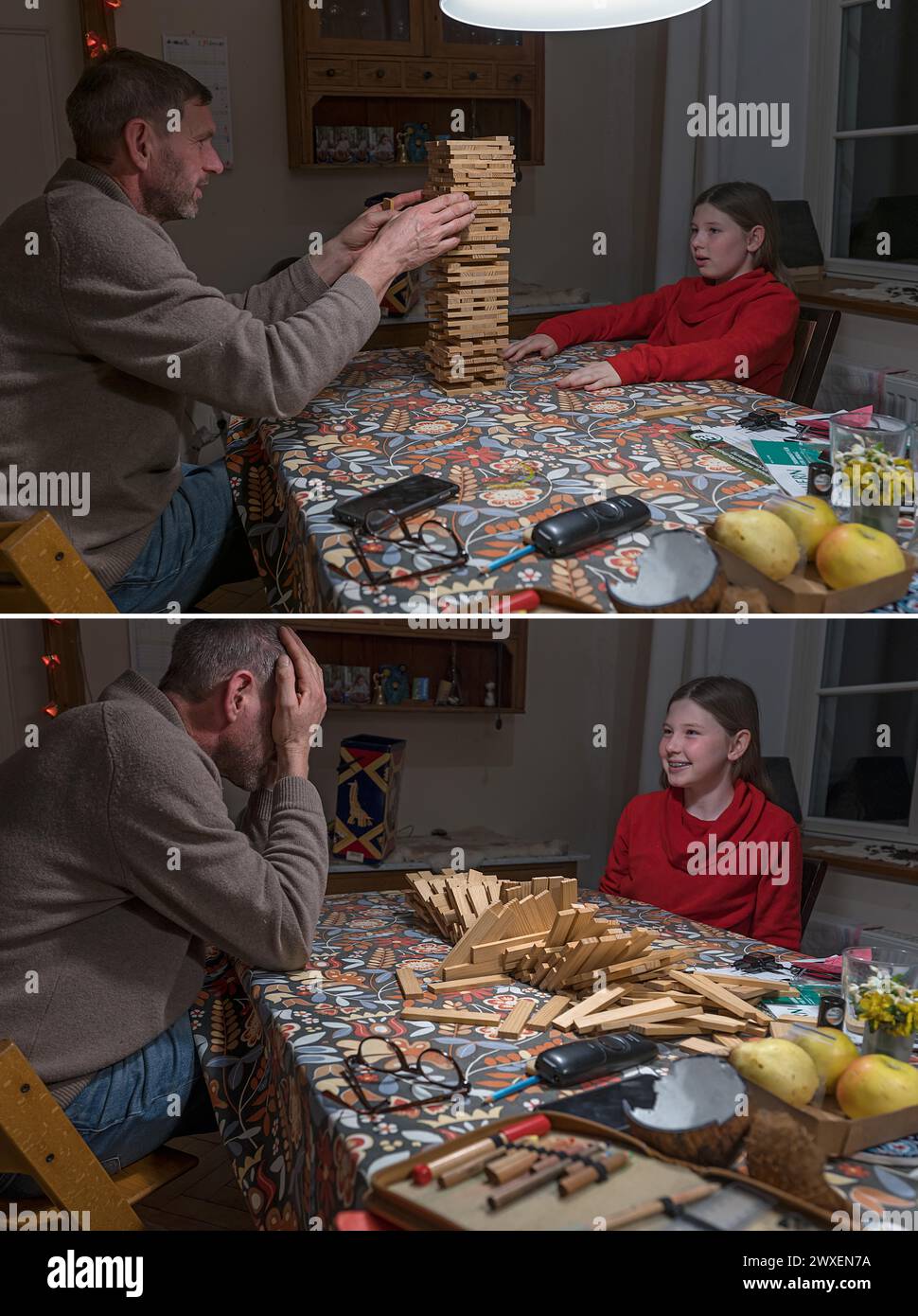 Vater und Tochter spielen ein Geschicklichkeitsspiel, Vater verliert, Mecklenburg-Vorpommern Stockfoto