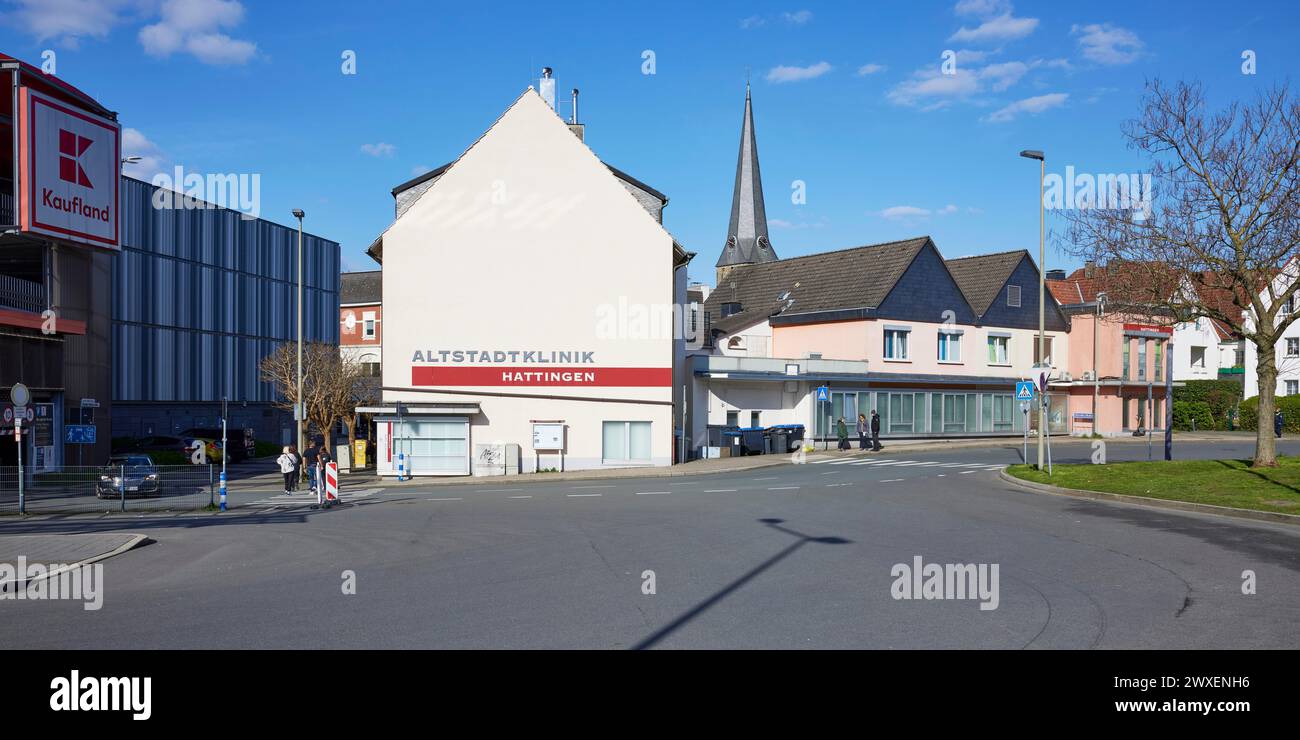 Kaufland, Altstadtklinik Hattingen und der Turm der Georgskirche in Hattingen, Landkreis Ennepe-Ruhr, Nordrhein-Westfalen Stockfoto