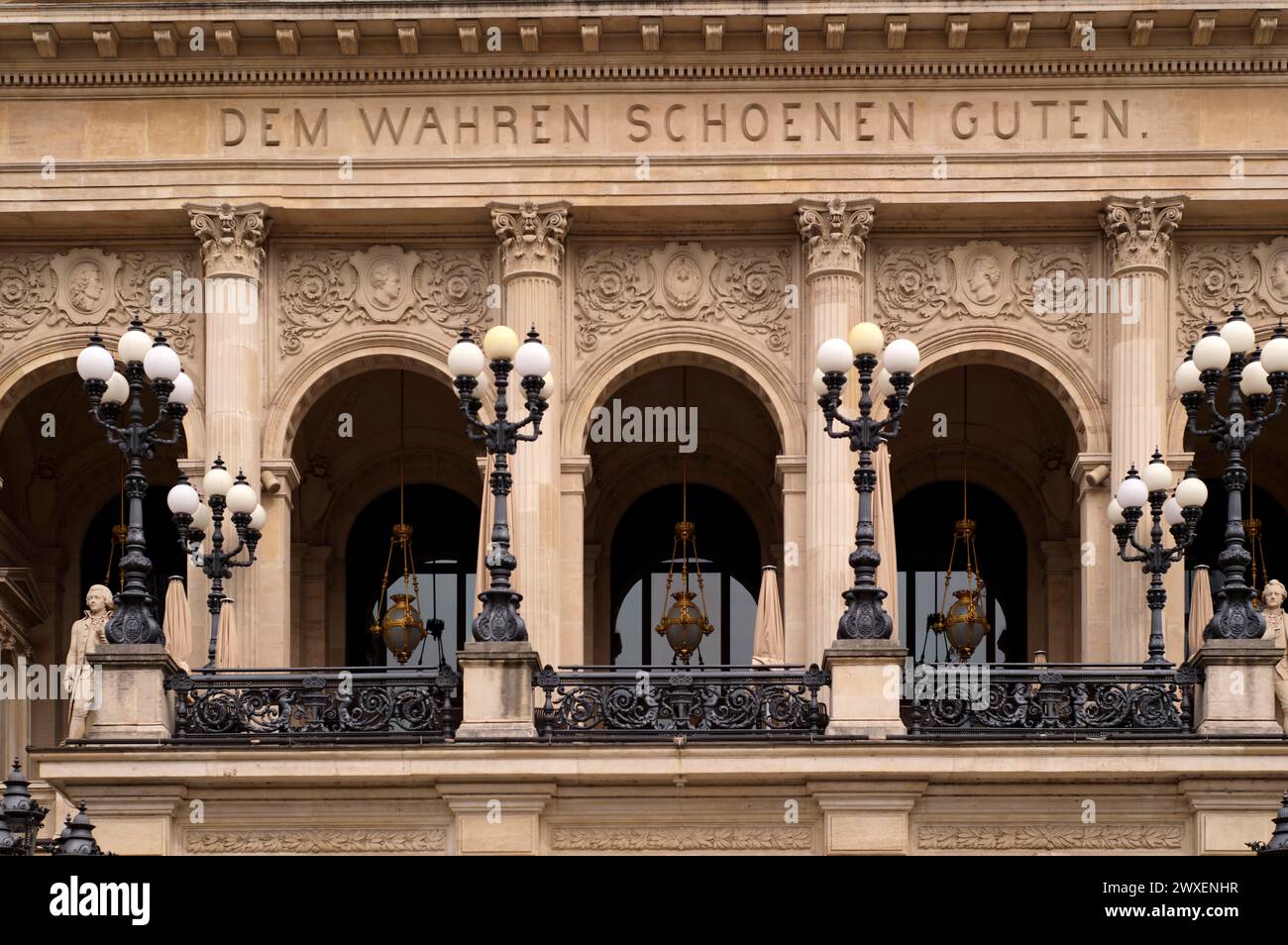 Nahaufnahme, Inschrift dem WAHREN SCHÖNEN GUTEN, historische Alte Oper, Opernplatz, Frankfurt am Main, Hessen, Deutschland Stockfoto