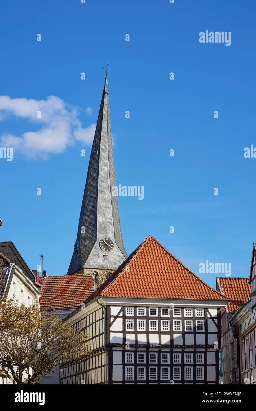 Altes Rathaus und Schiefer Turm der Georgskirche in der Altstadt von Hattingen, Landkreis Ennepe-Ruhr, Nordrhein-Westfalen Stockfoto