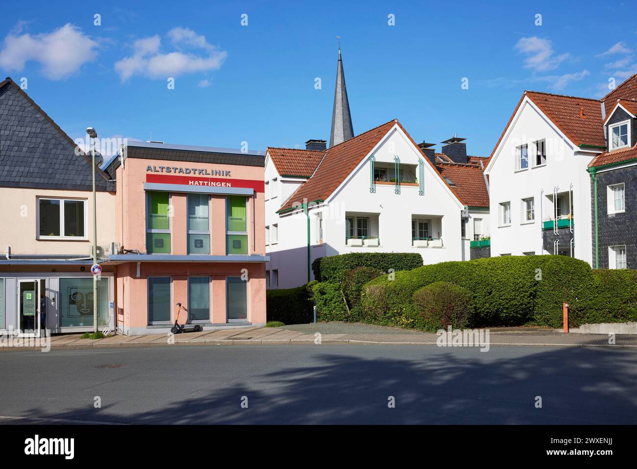 Hattinger Altstadtklinik und Wohngebäude mit dem schiefen Turm der Georgskirche im Hintergrund in der Altstadt Stockfoto