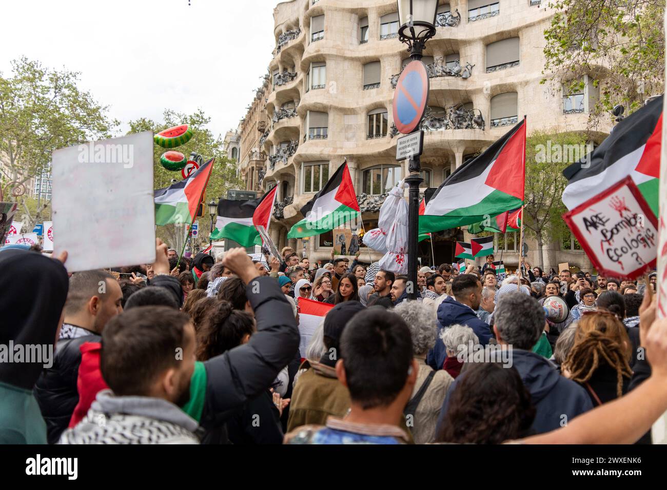 Demonstration von etwa 300 Menschen vor dem Hauptquartier der Europäischen Union in Barcelona mit "La Pedrera" als Zeuge, die den Tag des palästinensischen Landes forderte, ein Ereignis, das dem Beginn der Landenteignung durch die israelische Regierung im Jahr 1977 gedenkt. In diesem Jahr, da der Gaza-Konflikt andauert, hat die Demonstration ein Ende der Angriffe auf Gaza gefordert. Manifestación de unas 300 personas frente a la sede de la Unión Europea en Barcelona, con 'La Pedrera' como testigo, reivindicando el Día de la Tierra Palestina, un acto que conmemora el inicio de la expropiación de tierras por part Stockfoto