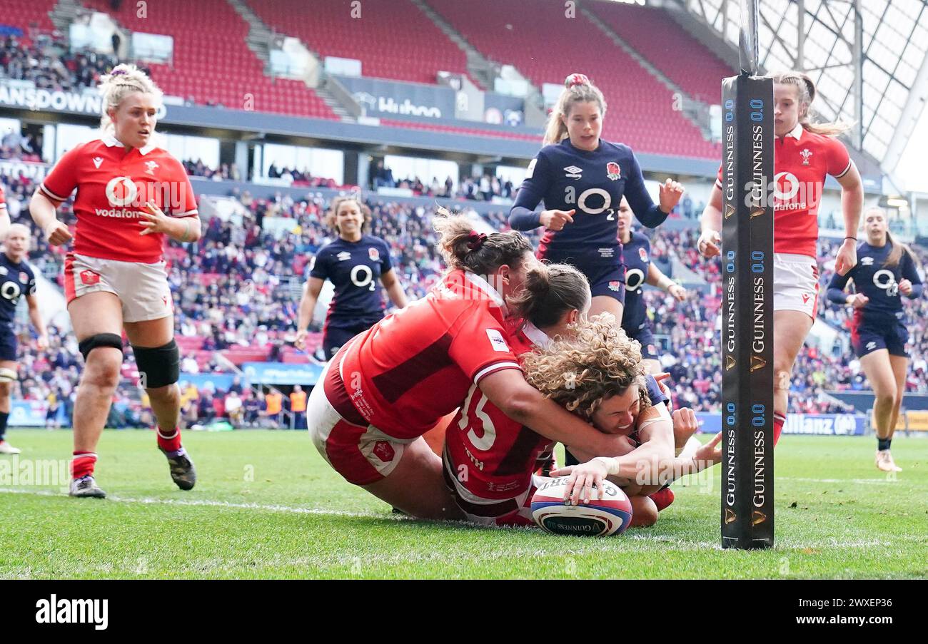 Die Engländerin Ellie Kildunne erzielt beim Guinness Women's Six Nations Match in Ashton Gate in Bristol den fünften Versuch des Spiels. Bilddatum: Samstag, 30. März 2024. Stockfoto