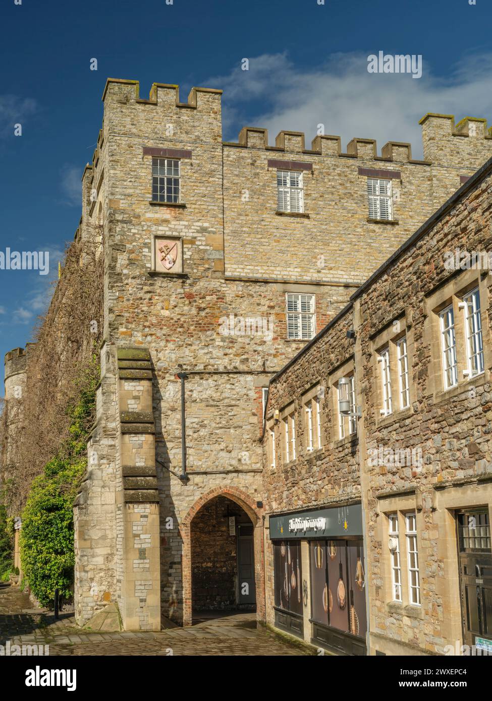 Castle Bow ist ein denkmalgeschütztes Gebäude und bildete ursprünglich das östliche Tor zu den Stadtteilen von Taunton Castle. 1685 nutzte der Duke of Monmouth das c Stockfoto