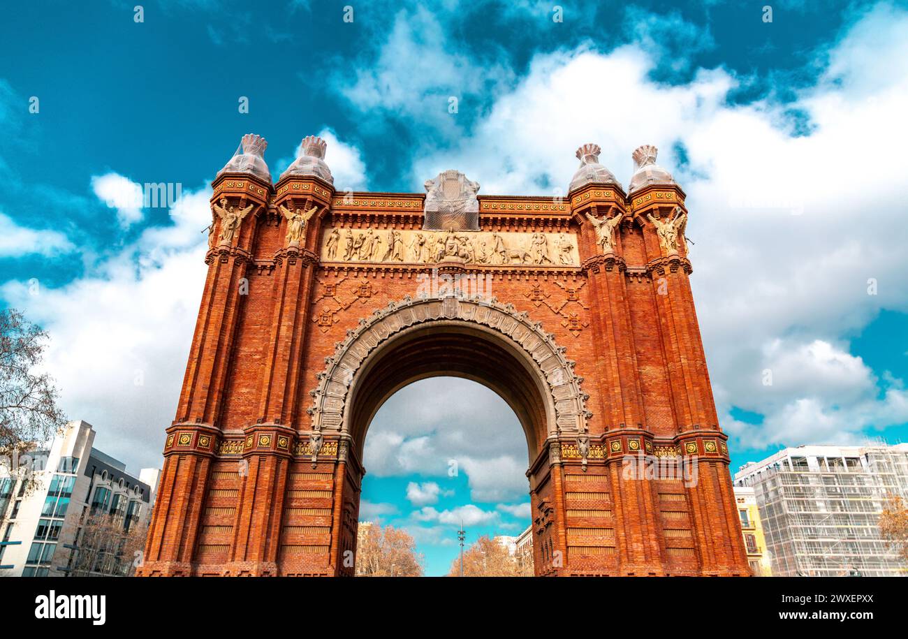Der Triumphbogen oder Triumphbogen in Katalanisch, erbaut von Josep Vilaseca i Casanovas als Haupteingang für die Weltausstellung 1888 in Barcelona. Stockfoto