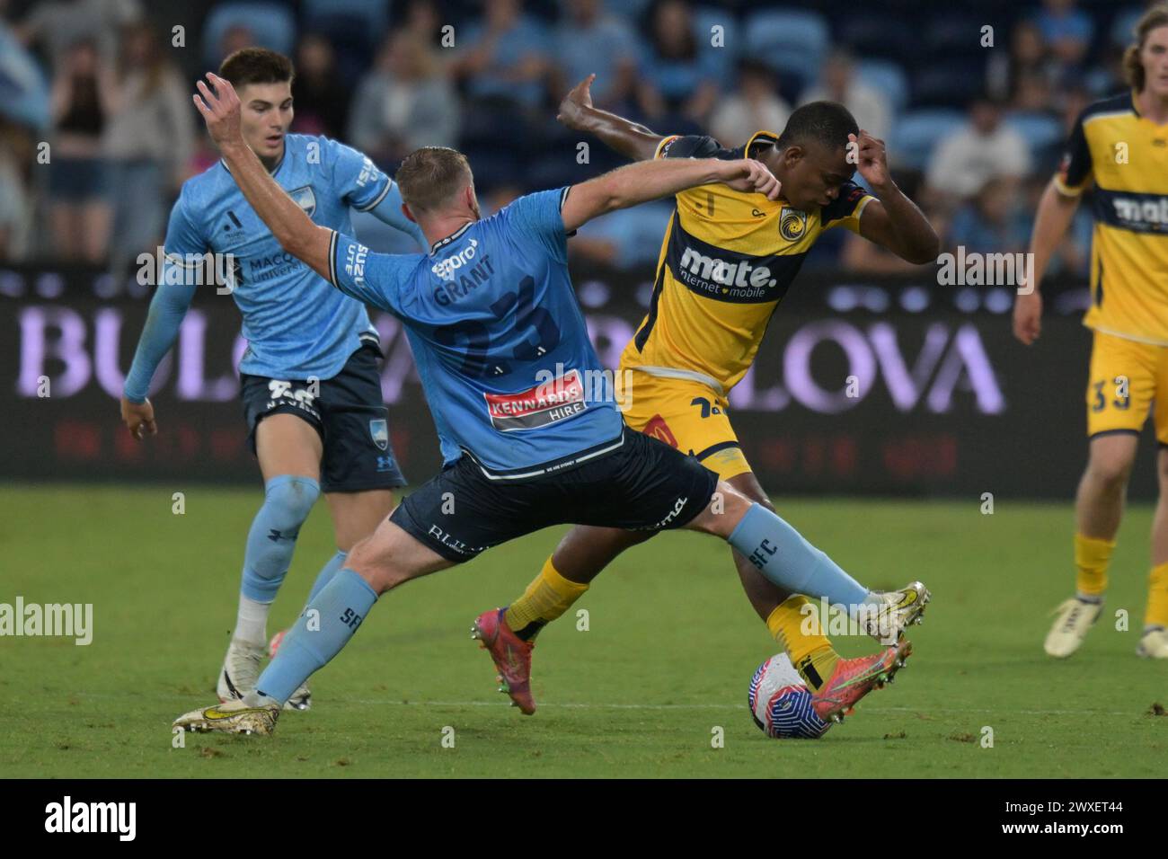 Paddington, Australien. 30. März 2024. Rhyan Bert Grant (L) vom Sydney FC und Ronald Barcellos (R) vom Central Coast Mariners FC wurden im Allianz Stadium im Spiel der Isuzu UTE A-League-Saison in Runde 22 zwischen Sydney FC und Central Coast Mariners in Aktion genommen. Endergebnis: Sydney FC 2: 0 Central Coast Mariners. (Foto: Luis Veniegra/SOPA Images/SIPA USA) Credit: SIPA USA/Alamy Live News Stockfoto