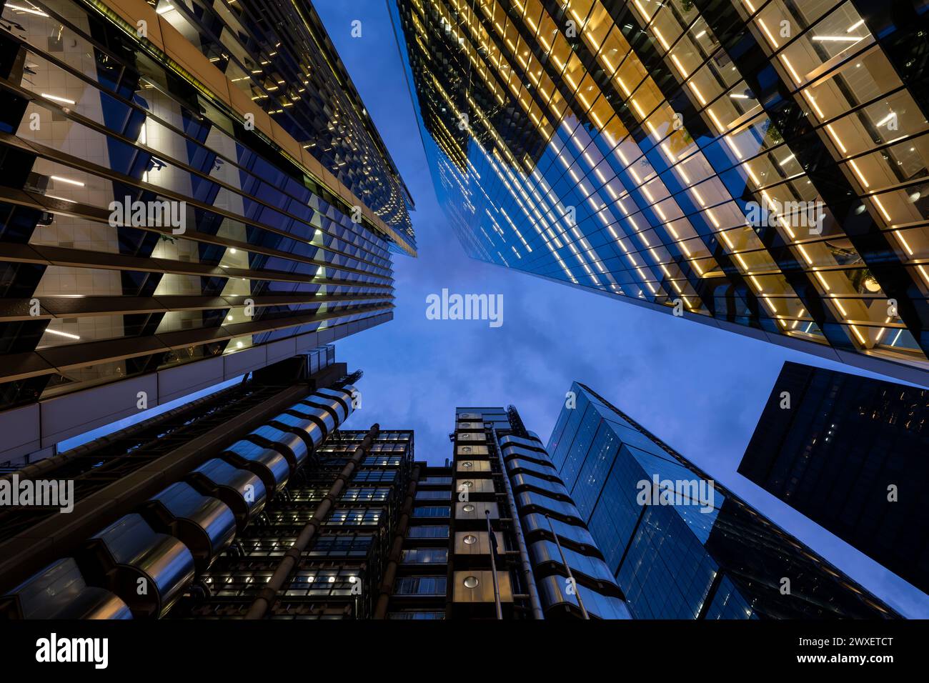 London, Großbritannien: Hohe Gebäude in der City of London Night. Im Uhrzeigersinn von oben rechts: Skalpell, St Helen's, Cheesegrater, Lloyds Building, Willis Building. Stockfoto