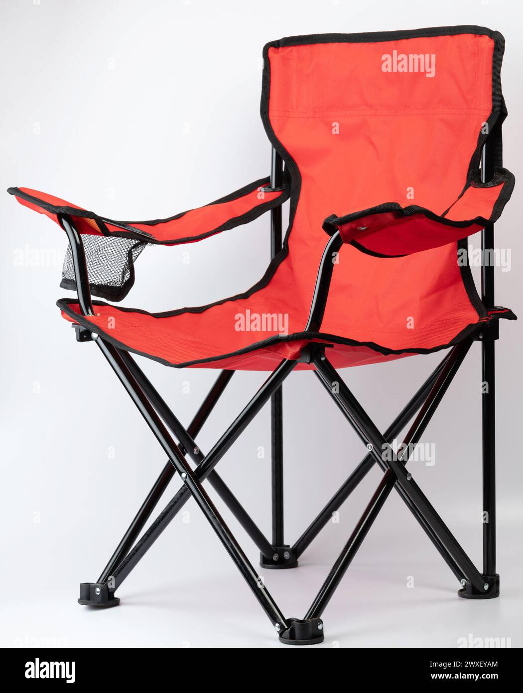Orangefarbene, klappbare Stuhlperspektivansicht isoliert auf weißem Studiohintergrund Stockfoto