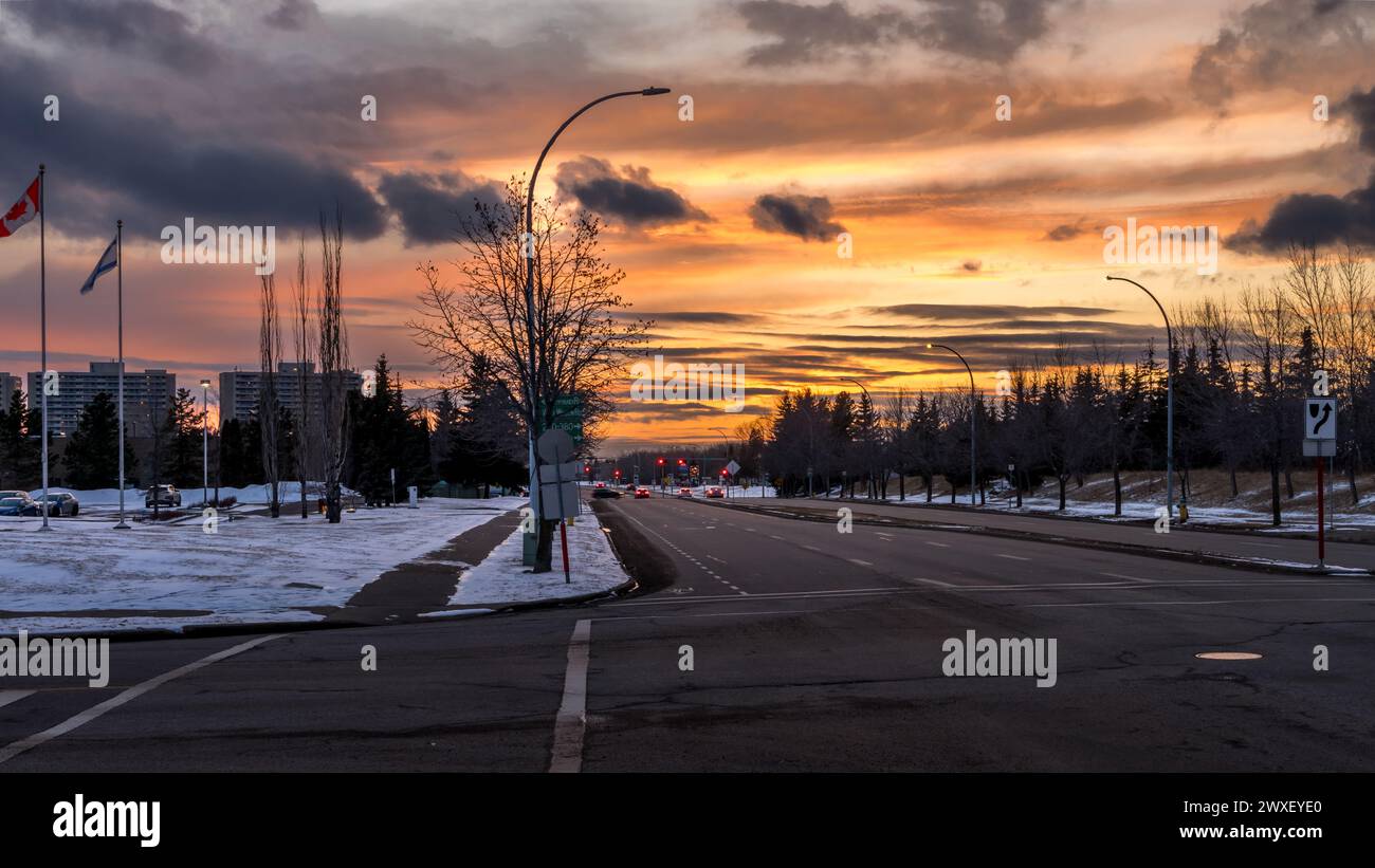 Landschaft bei Sonnenuntergang in Edmonton mit leichter Schneedecke und roten Ampeln Stockfoto