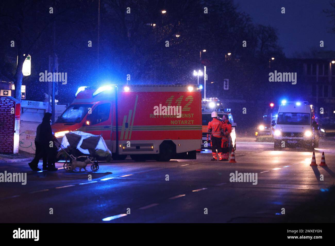 Krefeld, Deutschland. 30. März 2024. Rund 150 Feuerwehrleute arbeiten daran, einen Brand in einem Hochhaus zu löschen. Am frühen Samstagabend brach im siebten Stock eines Hochhauses in Krefeld ein Feuer aus. Quelle: David Young/dpa/Alamy Live News Stockfoto