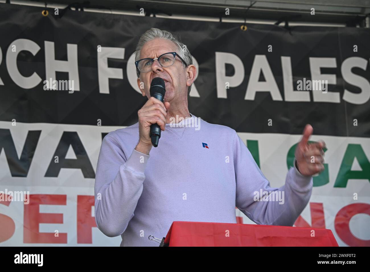 London, Großbritannien. März 2024. Sprecher Chris Nineham von Stop the war Coalition Rallye for the Ceasefire Now - Stop the Genocide in Gaza am Trafalgar Square, London, Großbritannien. Quelle: Siehe Li/Picture Capital/Alamy Live News Stockfoto