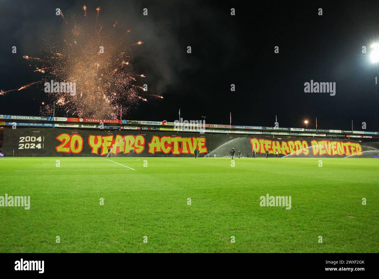 Deventer, Niederlande. 30. März 2024. DEVENTER, NIEDERLANDE - MÄRZ 30: Banner zur Feier des 20-jährigen Jubiläums von Active Diehards Deventer wird während des niederländischen Eredivisie-Spiels zwischen Go Ahead Eagles und Excelsior Rotterdam am 30. März 2024 in de Adelaarshorst in Deventer, Niederlande, gesehen. (Foto von Henny Meyerink/BSR Agency) Credit: BSR Agency/Alamy Live News Stockfoto