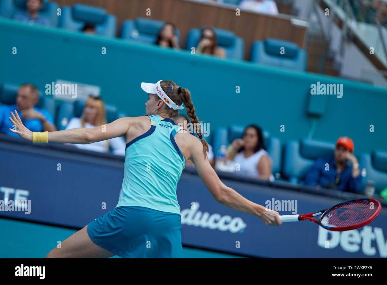 Miami Gardens, FL, USA. 30. März 2024. Elena Rybakina (KAZ) gegen Danielle Collins (USA) während des Tennisweltturniers bei den Miami Open 2024, präsentiert von Itau. Quelle: Yaroslav Sabitov/YES Market Media/Alamy Live News. Stockfoto