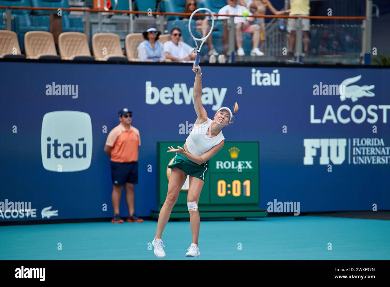 Miami Gardens, FL, USA. 30. März 2024. Elena Rybakina (KAZ) gegen Danielle Collins (USA) während des Tennisweltturniers bei den Miami Open 2024, präsentiert von Itau. Quelle: Yaroslav Sabitov/YES Market Media/Alamy Live News. Stockfoto