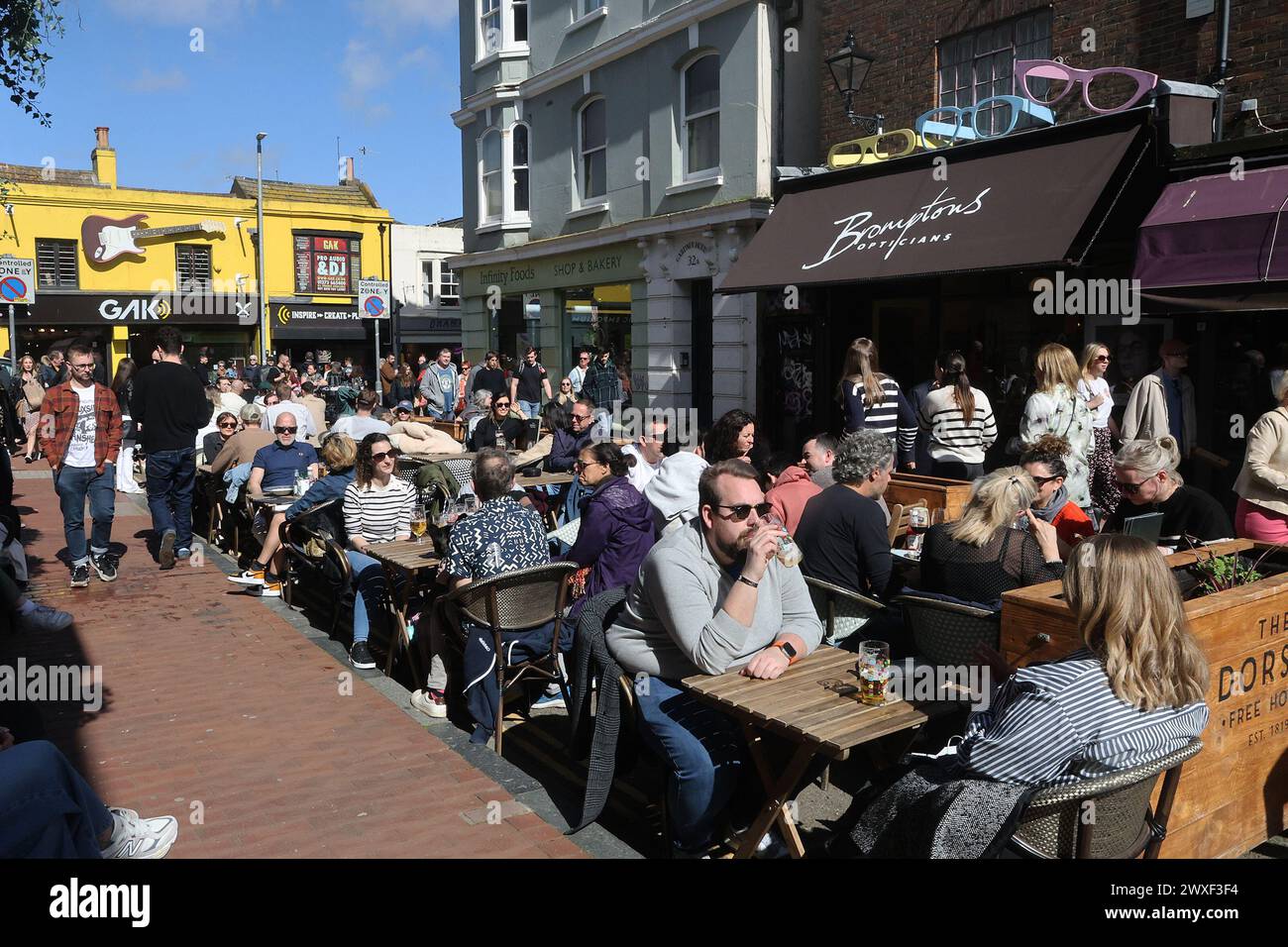 Gäste, die vor dem Dorset Arms Pub in der Gardner Street in den North Laines von Brighton trinken Stockfoto