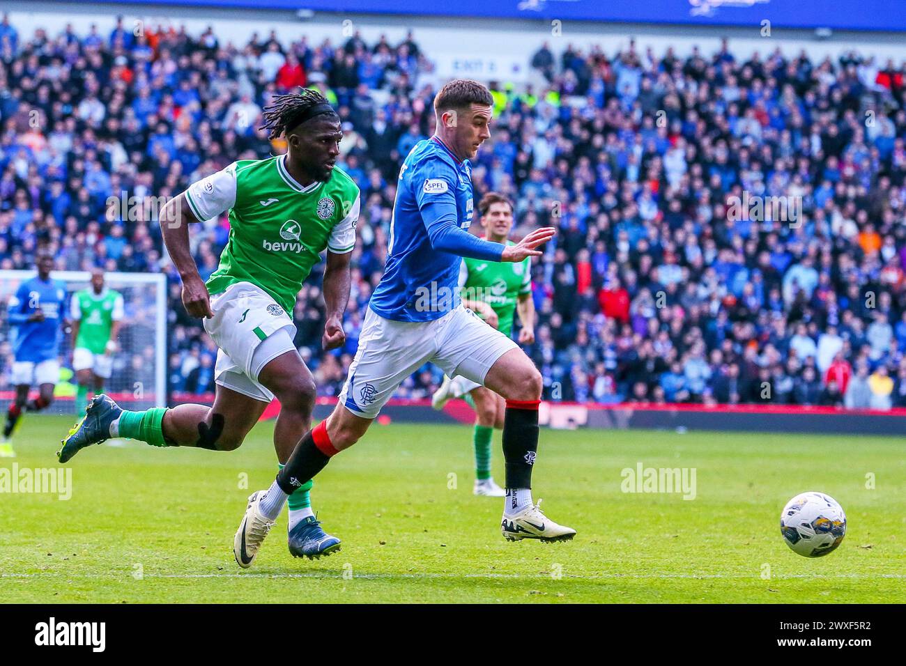 Glasgow, Großbritannien. 30. März 2024. Die Rangers spielen Hibernian im Ibrox Stadium in Glasgow, Schottland, Großbritannien in einem Spiel der schottischen Premiership. Die Rangers sind derzeit Zweiter in der Liga und ein Sieg würde sie an die Spitze bringen, vor ihren engsten Konkurrenten, Celtic. Hibernian, der derzeit 6. Platz sitzt, braucht Punkte, um diese Position vor der saisonalen Trennung in ein paar Wochen zu halten. Quelle: Findlay/Alamy Live News Stockfoto