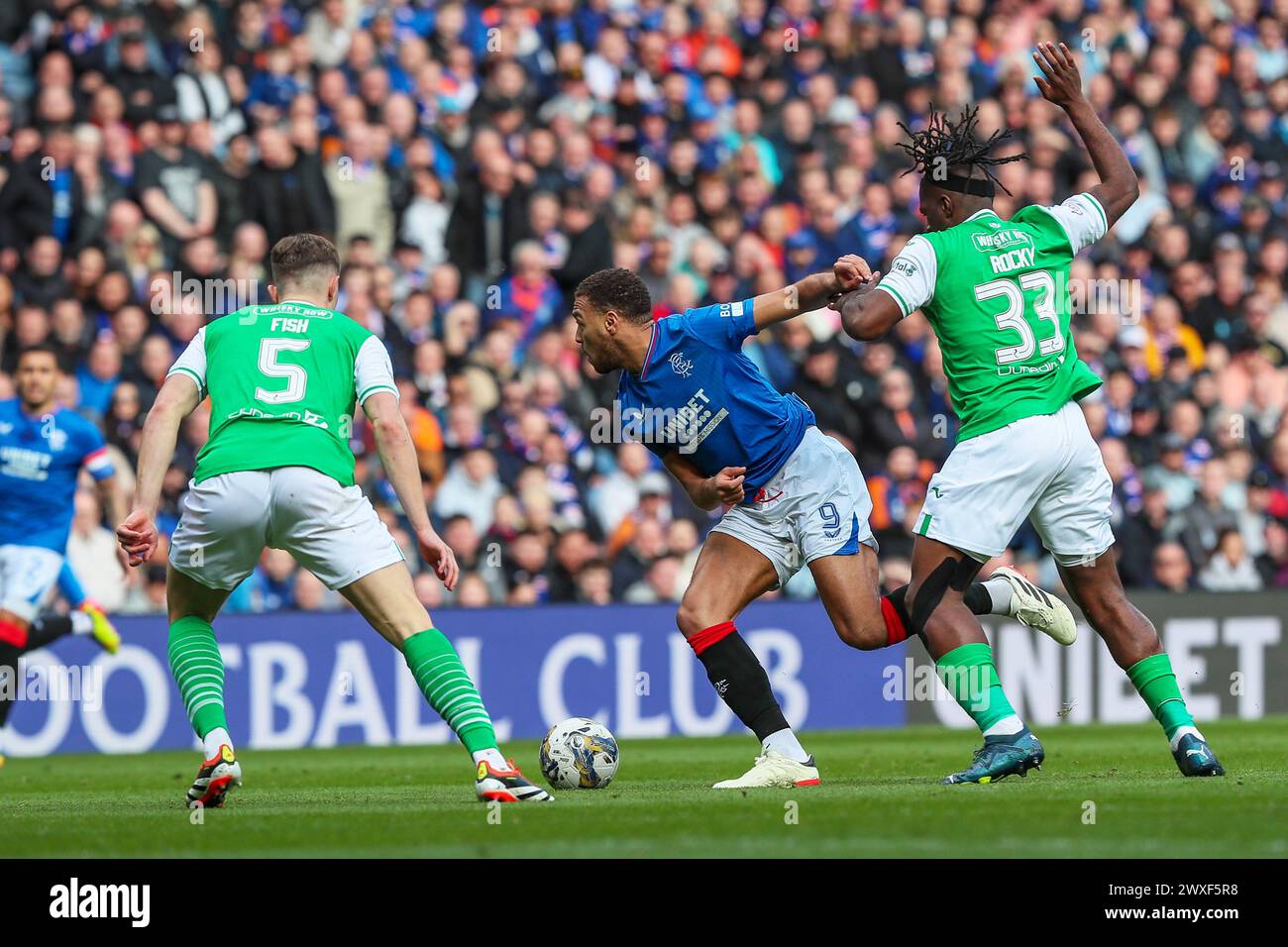 Glasgow, Großbritannien. 30. März 2024. Die Rangers spielen Hibernian im Ibrox Stadium in Glasgow, Schottland, Großbritannien in einem Spiel der schottischen Premiership. Die Rangers sind derzeit Zweiter in der Liga und ein Sieg würde sie an die Spitze bringen, vor ihren engsten Konkurrenten, Celtic. Hibernian, der derzeit 6. Platz sitzt, braucht Punkte, um diese Position vor der saisonalen Trennung in ein paar Wochen zu halten. Quelle: Findlay/Alamy Live News Stockfoto